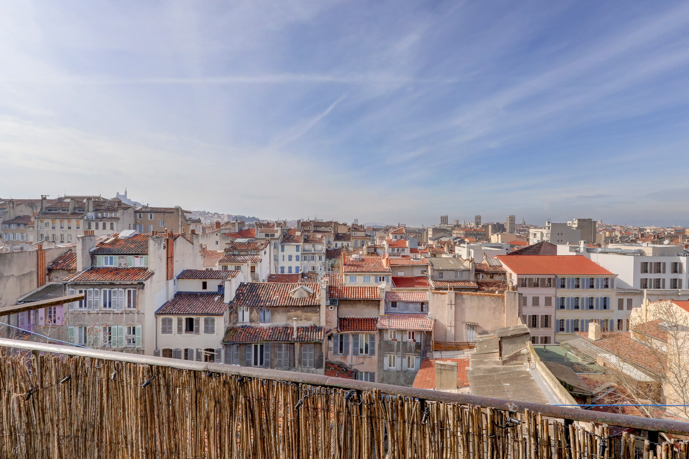 Un balcon sur les toits de Marseille
